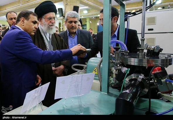 تصاویر :  بازدید مقام معظم رهبری از نمایشگاه دستاوردهای نانو