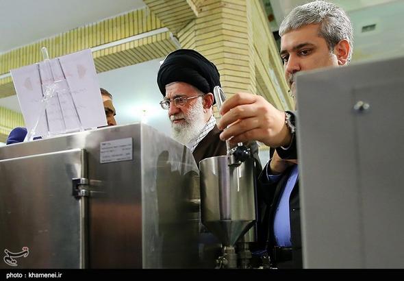 تصاویر :  بازدید مقام معظم رهبری از نمایشگاه دستاوردهای نانو