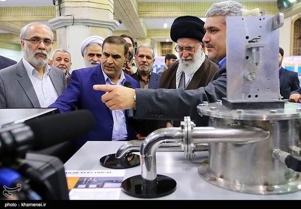 تصاویر :  بازدید مقام معظم رهبری از نمایشگاه دستاوردهای نانو