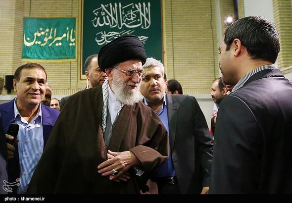 تصاویر :  بازدید مقام معظم رهبری از نمایشگاه دستاوردهای نانو