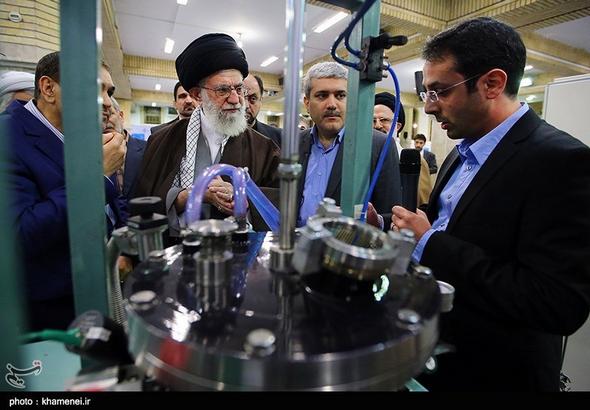 تصاویر :  بازدید مقام معظم رهبری از نمایشگاه دستاوردهای نانو