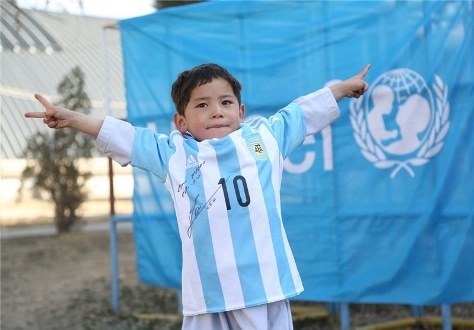 تصویری از پیراهن امضا شده مسی که به دست کودک افغانستانی رسید