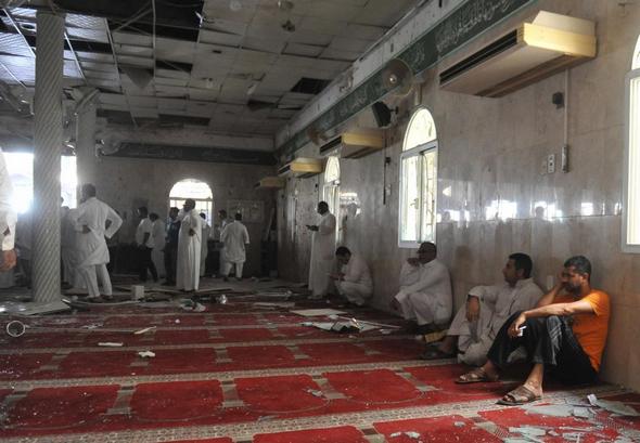 تصاویر : حمله به مسجد شیعیان در عربستان