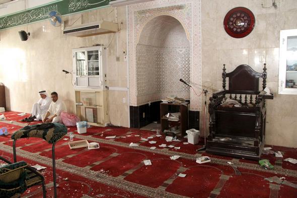 تصاویر : حمله به مسجد شیعیان در عربستان