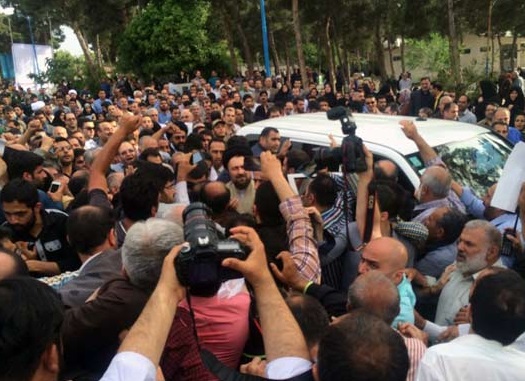 استقبال شگفت انگیز از آیت الله سیدحسن خمینی در گلزار شهدای گرگان استقبال شگفت انگیز از آیت الله سیدحسن خمینی در گلزار شهدای گرگان