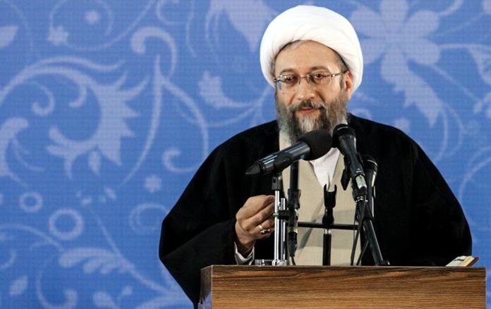 برخی خیابان های تهران به سالن مد بیشتر شبیه است تا جایی برای رفت و آمد طبیعی و افراد متدین / آیا خانمی که در خیابان ها خود را به نمایش می گذارد فساد نیست؟