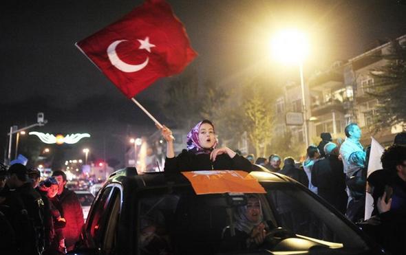 تصاویر : جشن پیروزی هواداران اردوغان