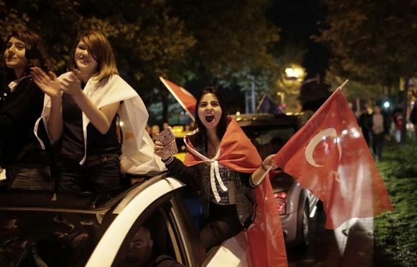 تصاویر : جشن پیروزی هواداران اردوغان
