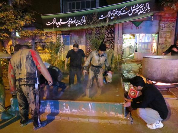 تصاویر : گل‌مالی روزعاشورا در خرم‌آباد