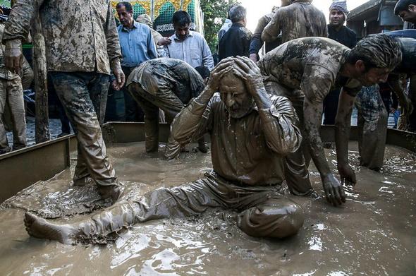 تصاویر : گل‌مالی روزعاشورا در خرم‌آباد
