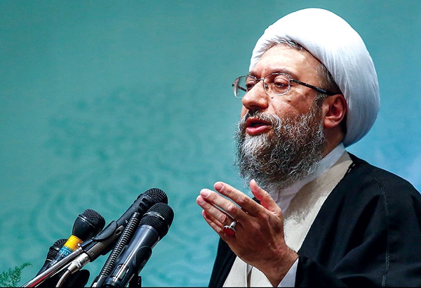 گاهی منتقدان از حد معمول فراتر می روند و رئیس دولت، وزیر خارجه و رئیس مجلس را به اموری متهم می کردند که انصافا آنها بری هستند