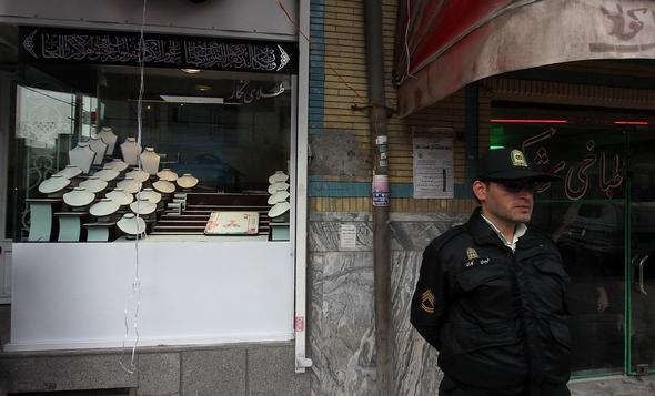 تصاویر : بازسازی صحنه سرقت مسلحانه از طلا فروشی