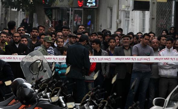 تصاویر : بازسازی صحنه سرقت مسلحانه از طلا فروشی