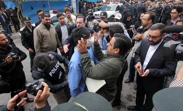 تصاویر : بازسازی صحنه سرقت مسلحانه از طلا فروشی