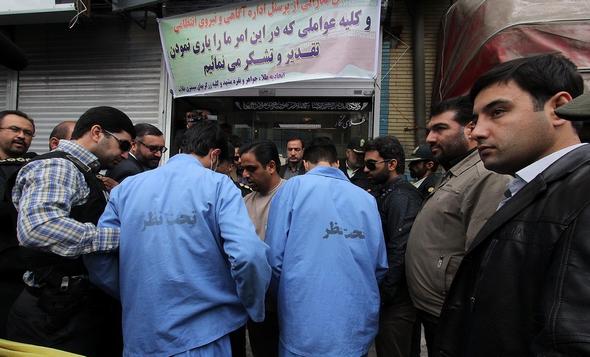 تصاویر : بازسازی صحنه سرقت مسلحانه از طلا فروشی