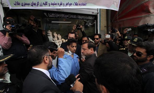 تصاویر : بازسازی صحنه سرقت مسلحانه از طلا فروشی