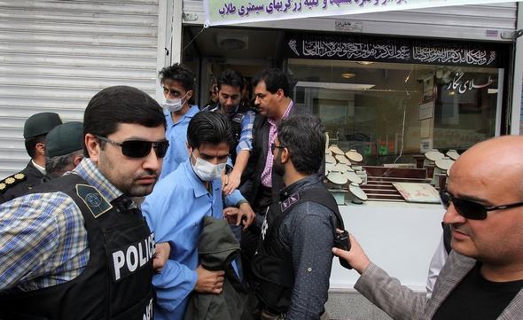 تصاویر : بازسازی صحنه سرقت مسلحانه از طلا فروشی