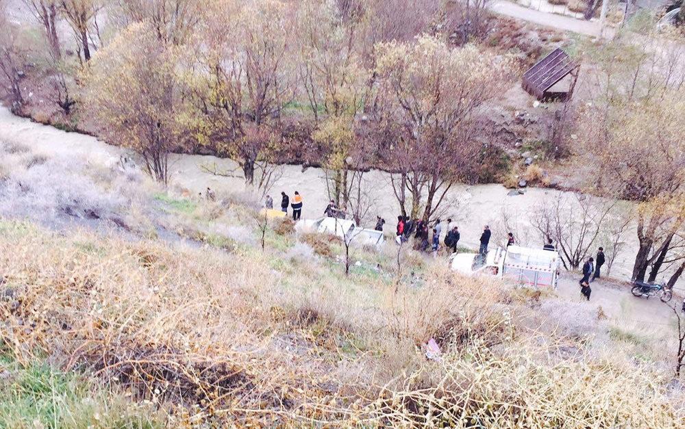 تصاویر : سقوط مینی بوس زائرین کربلا در رودخانه هراز
