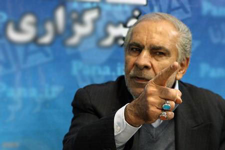 زمین می گیرند که مجتع فرهنگی بزنند، اما یک مسجد کوچک کنار آن می زنند و بقیه اش را مجتمع تجاری می کنند