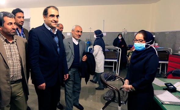 تصاویر : عیادت وزیر بهداشت از بیماران مبتلا به آنفلوآنزا در کرمان