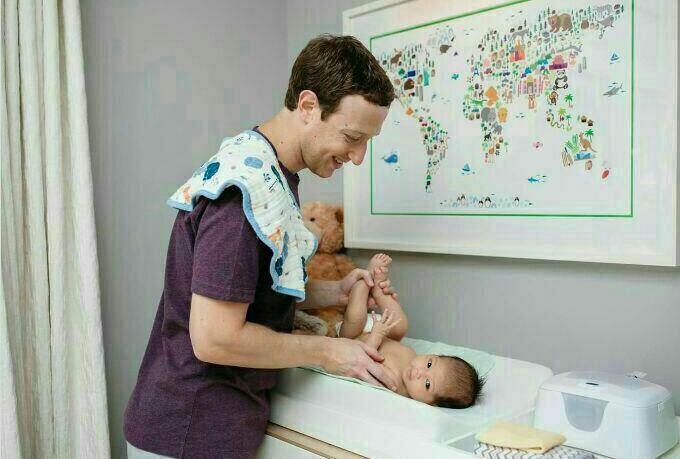 تصویر:موسس فیس‌بوک در حال بچه داری