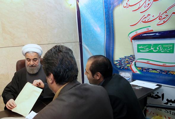 تصاویر : ثبت نام روحانی در انتخابات خبرگان