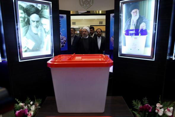 تصاویر : ثبت نام روحانی در انتخابات خبرگان