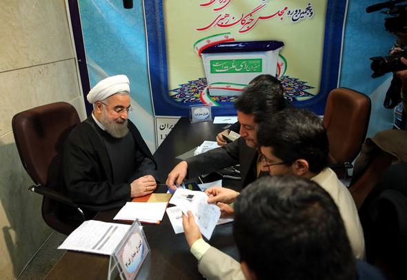 تصاویر : ثبت نام روحانی در انتخابات خبرگان