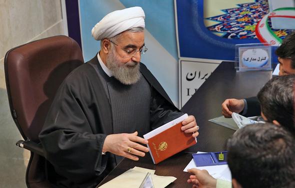 تصاویر : ثبت نام روحانی در انتخابات خبرگان