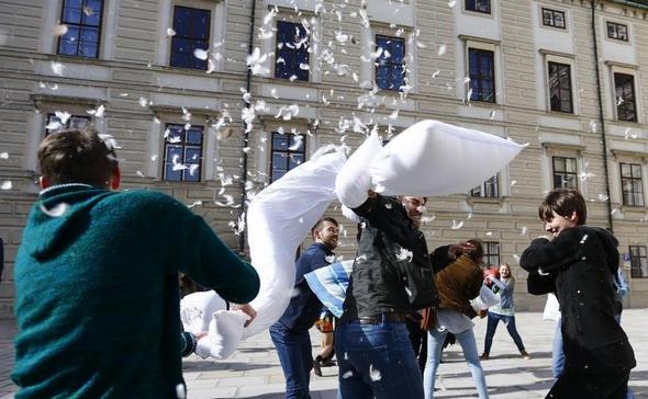 تصاویر : جنگ بالش ها در شهرهای جهان