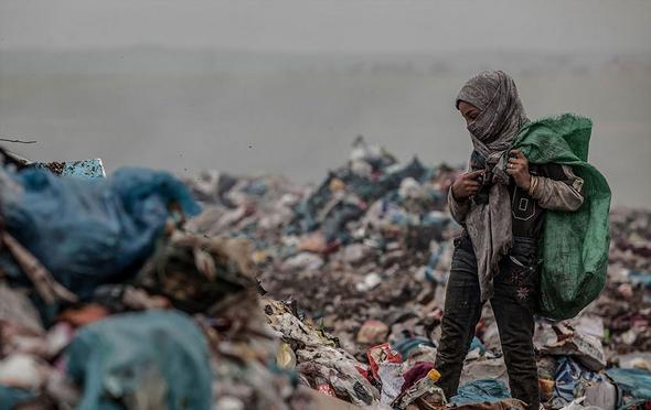 تصاویر : زندگی کودکان عراقی در میان زباله ها