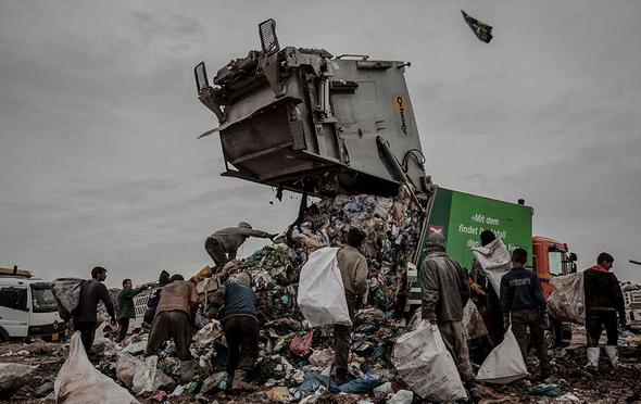 تصاویر : زندگی کودکان عراقی در میان زباله ها