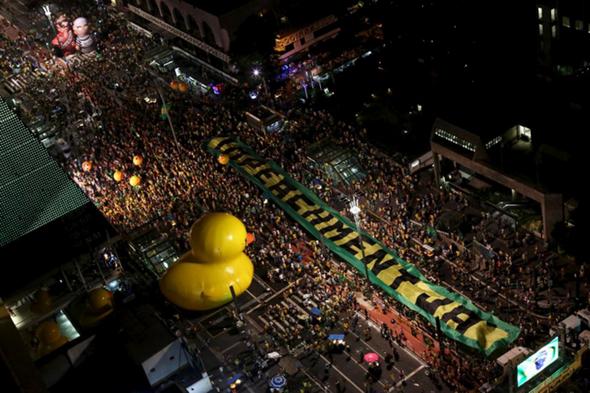 تصاویر : جشن استیضاح رئیس جمهور در برزیل