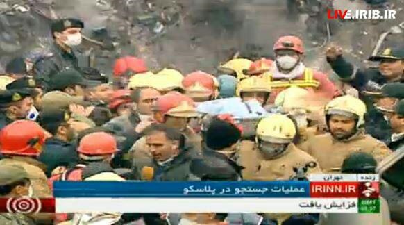 عکس/خارج کردن پیکر آتش‌نشان شهید