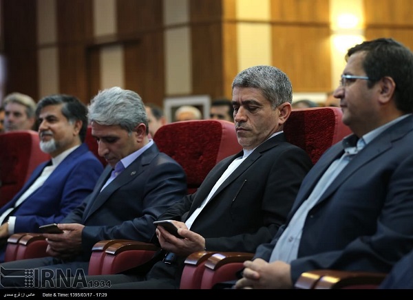 گوشی موبایل وزیر اقتصاد+ عکس