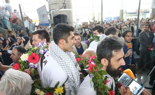 تصاویر : بازگشت تیم والیبال به تهران