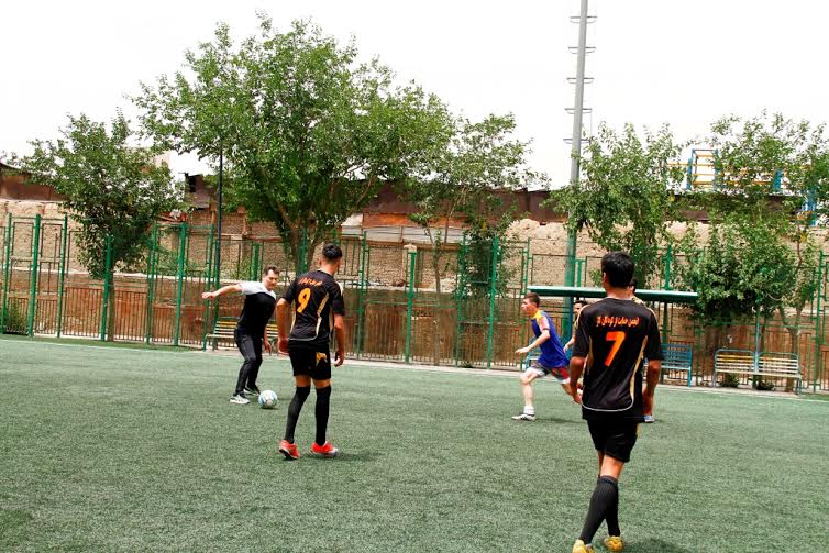 فوتبال هادی طباطبایی با کودکان کار