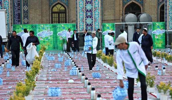 تصاویر : بزرگترین ضیافت افطار در حرم امام رضا(ع)