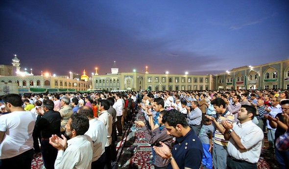 تصاویر : بزرگترین ضیافت افطار در حرم امام رضا(ع)