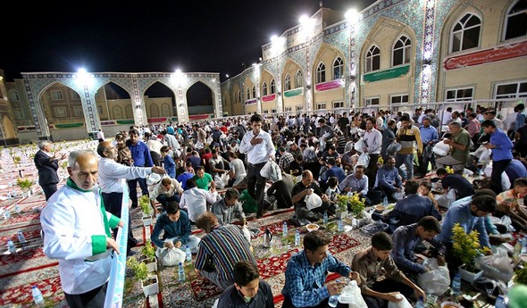 تصاویر : بزرگترین ضیافت افطار در حرم امام رضا(ع)