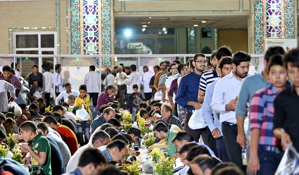 تصاویر : بزرگترین ضیافت افطار در حرم امام رضا(ع)