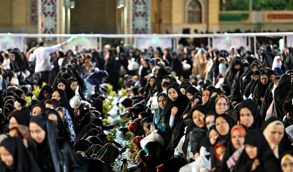 تصاویر : بزرگترین ضیافت افطار در حرم امام رضا(ع)