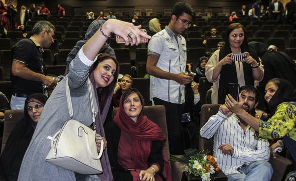تصاویر : هنرمندان در گلریزان آزادی زندانیان