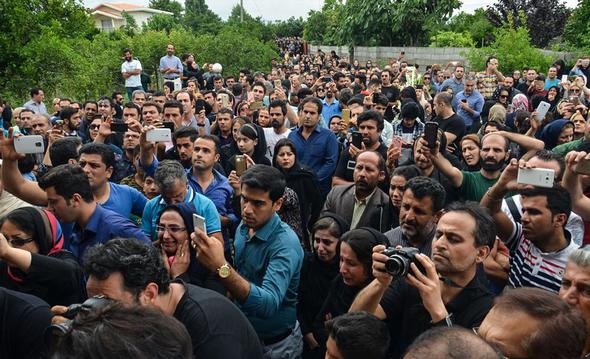 تصاویر : تشییع پیکر «حبیب» از مقابل منزلش