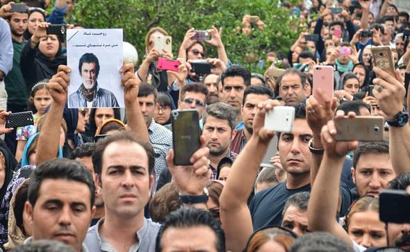 تصاویر : تشییع پیکر «حبیب» از مقابل منزلش