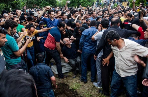 تصاویر : تشییع پیکر «حبیب» از مقابل منزلش