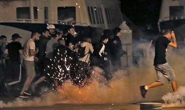 تصاویر : آشوب هوادارن روسیه و انگلیس پس از بازی