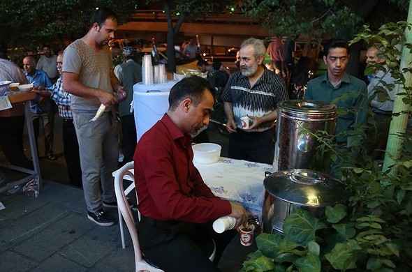 تصاویر : سفره افطار خیابانی در تهران