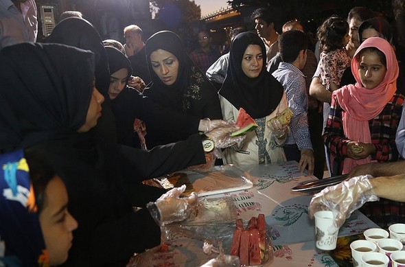 تصاویر : سفره افطار خیابانی در تهران