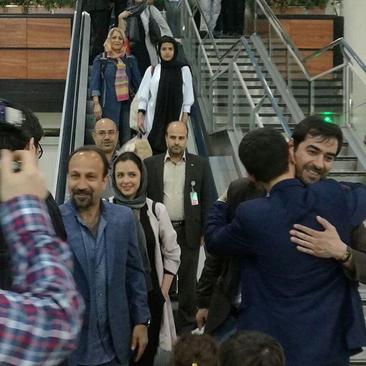 استقبال پرشور از عوامل فیلم «فروشنده» در بدو ورود به ایران+ عکس استقبال پرشور از عوامل فیلم «فروشنده» در بدو ورود به ایران+ عکس